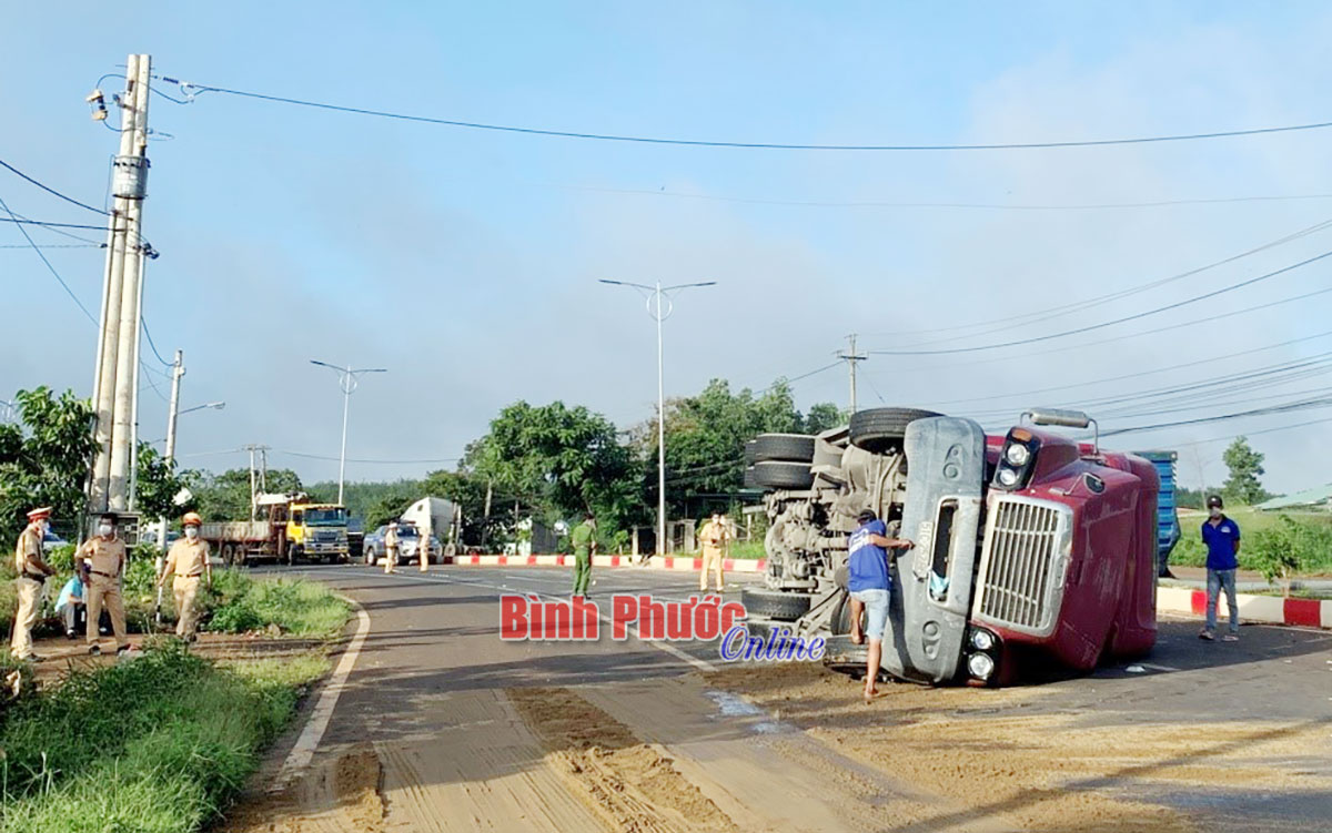 Ôm cua gắt, container chở hạt điều lật nhào