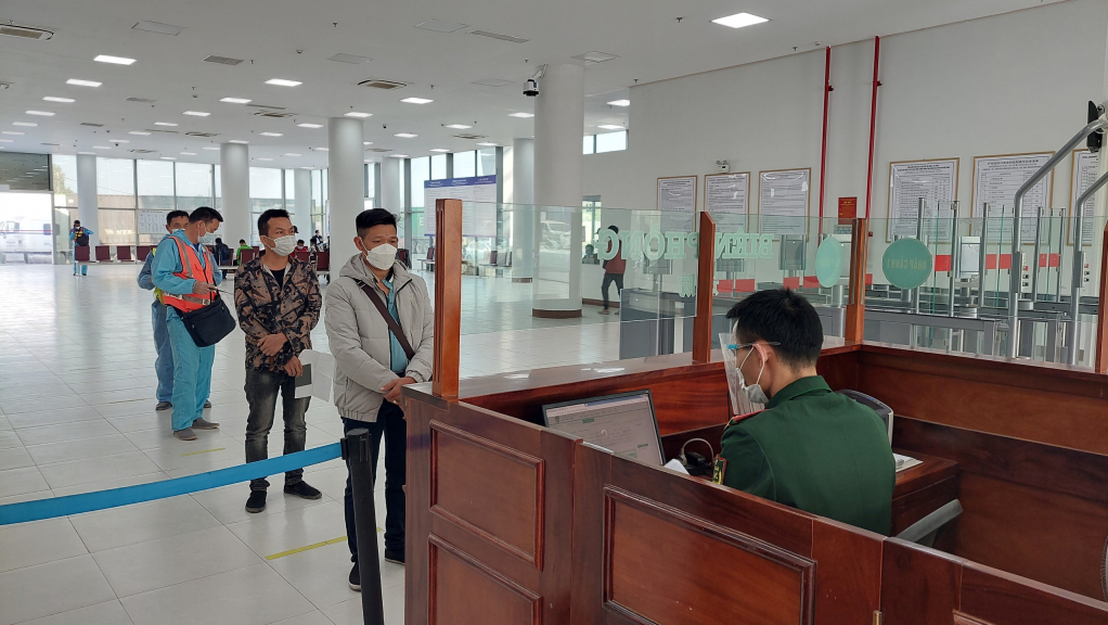 Các thủ tục XNK tại cửa khẩu cầu Bắc Luân 2 đã từng bước được số hóa. Ảnh: Hữu Việt