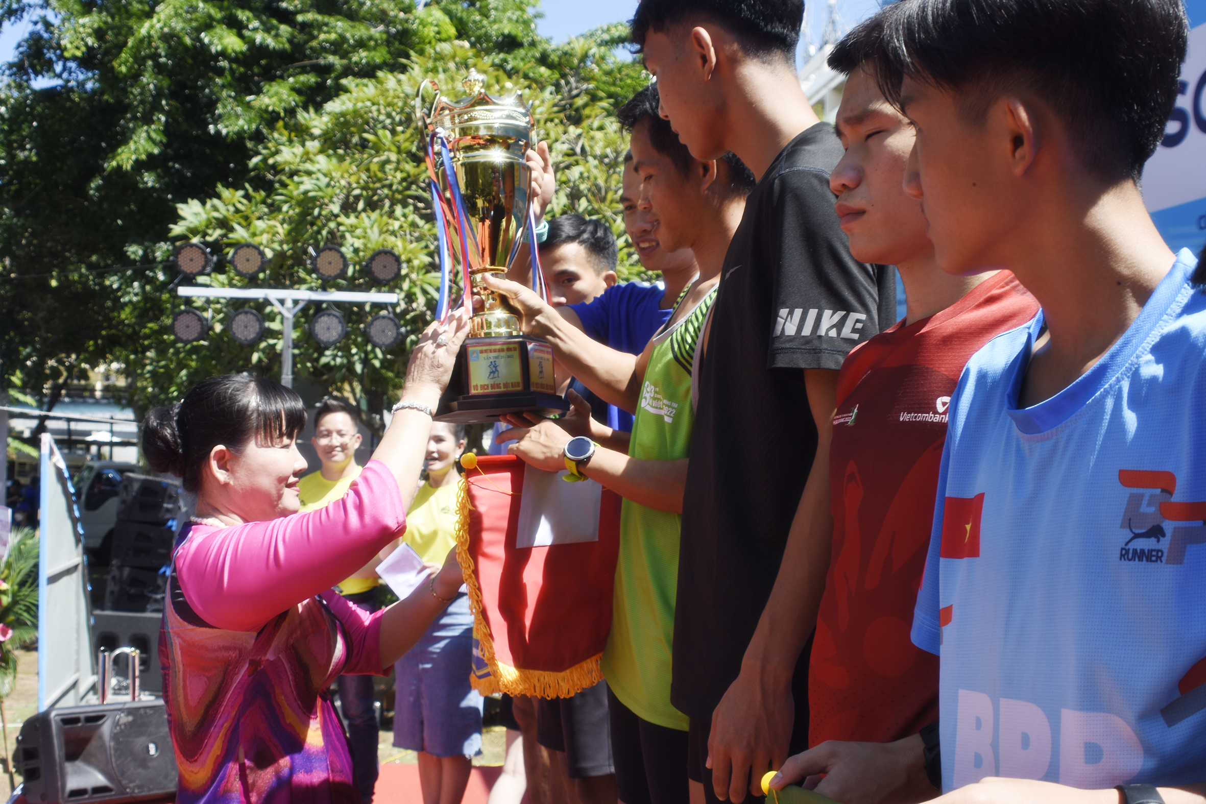 Bà Nguyễn Nam Phương, Chủ tịch HĐTV, Tổng Giám đốc Công ty TNHH Lan Anh trao giải Nhất, Nhì, Ba đồng đội nam hệ đội tuyển.