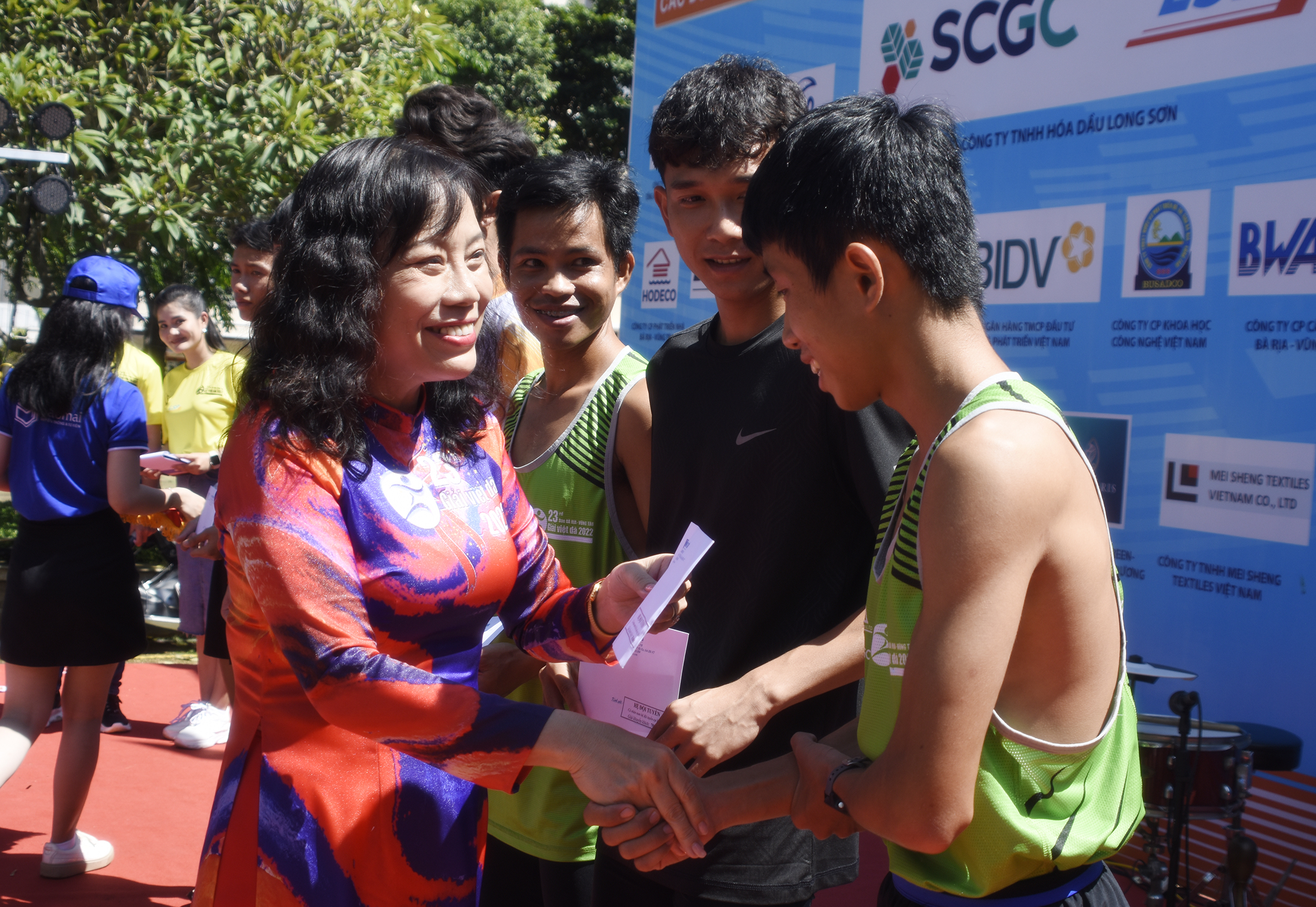 Bà Đỗ Nguyễn Hoàng Dung, Quyền Tổng Biên tập Báo Bà Rịa - Vũng Tàu trao giải Khuyến khích cho các VĐV hệ đội tuyển nam.