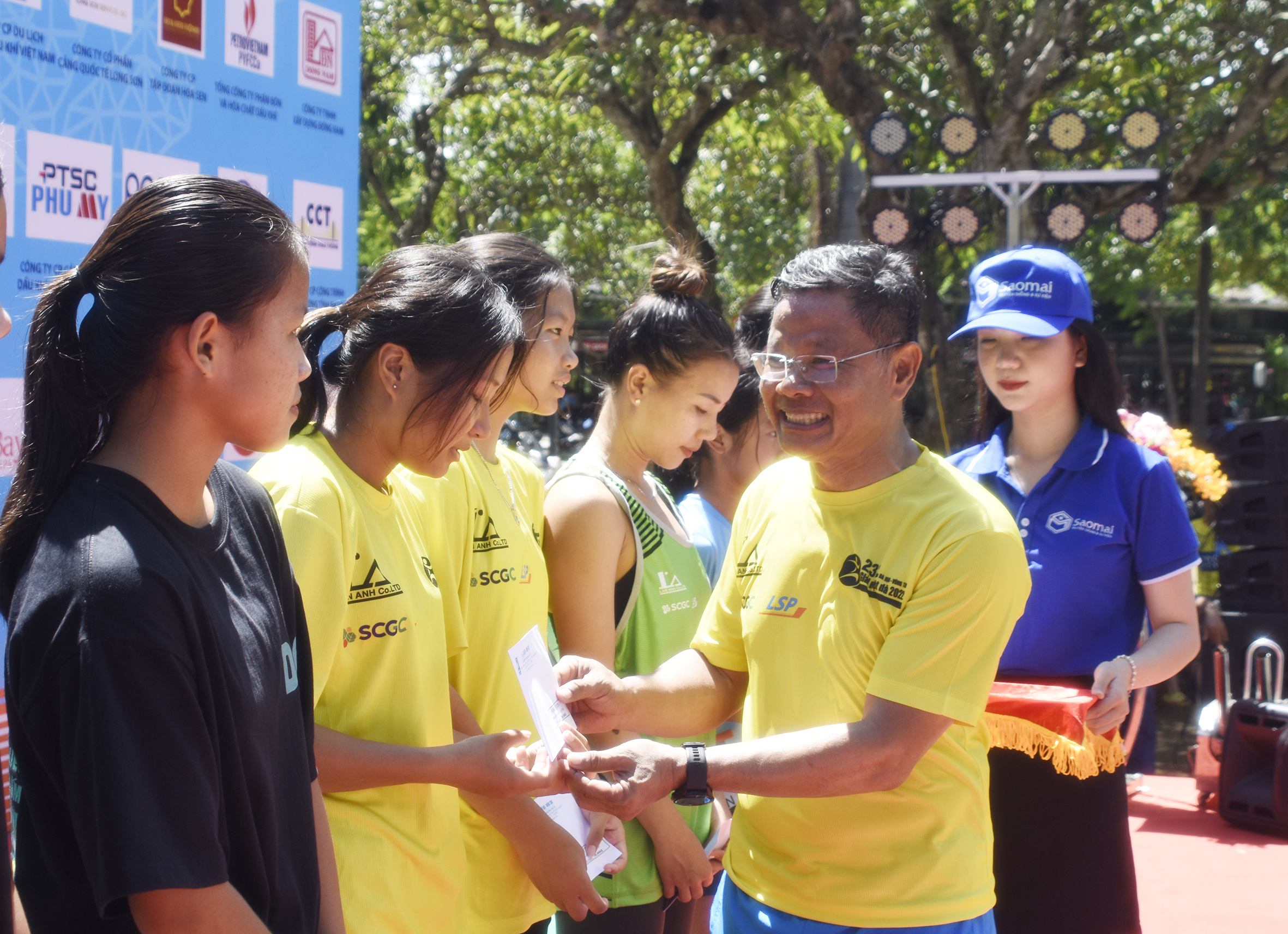 Đại diện SCG trao giải Khuyến khích cho các VĐV nữ hệ đội tuyển 5km.