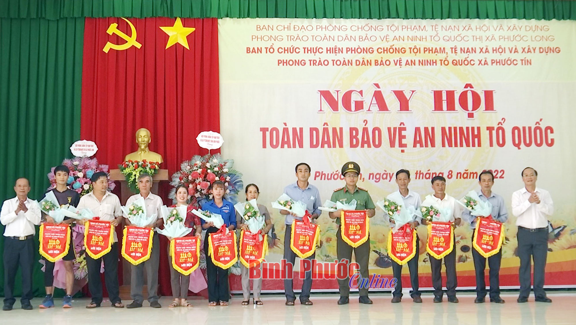 Ngày hội toàn dân - Ngày hội toàn dân là một trong những ngày quan trọng nhất của Việt Nam, là dịp để toàn dân đoàn kết, tinh thần đồng điệu hơn bao giờ hết. Trong không khí rộn ràng của ngày hội, mọi người cùng tham gia những hoạt động thể thao, văn hóa, giải trí và thể hiện tình yêu quê hương, góp phần xây dựng Việt Nam ngày càng phát triển và giàu mạnh.