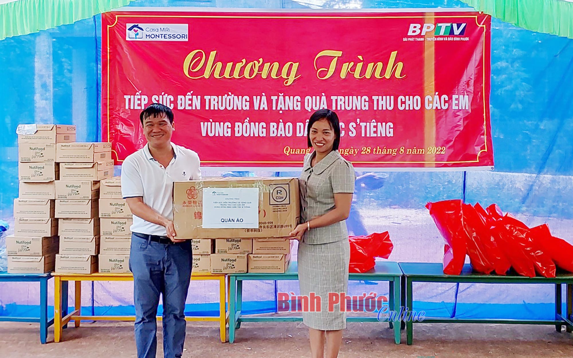 Trao quà trước thềm năm học mới cho học sinh xã Quang Minh