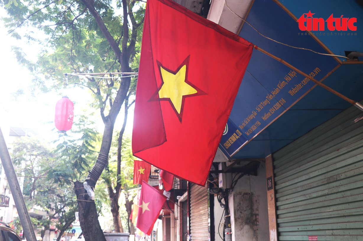 Màu cờ đỏ: Sự kiêu hãnh của màu cờ đỏ đang chờ đón bạn! Cùng nhìn vào hình ảnh này và tận hưởng vẻ đẹp độc đáo của cờ quốc gia đầy cảm xúc này. Màu đỏ rực là sự thể hiện của sự kiêu hãnh, sức mạnh và lòng yêu nước mãnh liệt của người Việt.