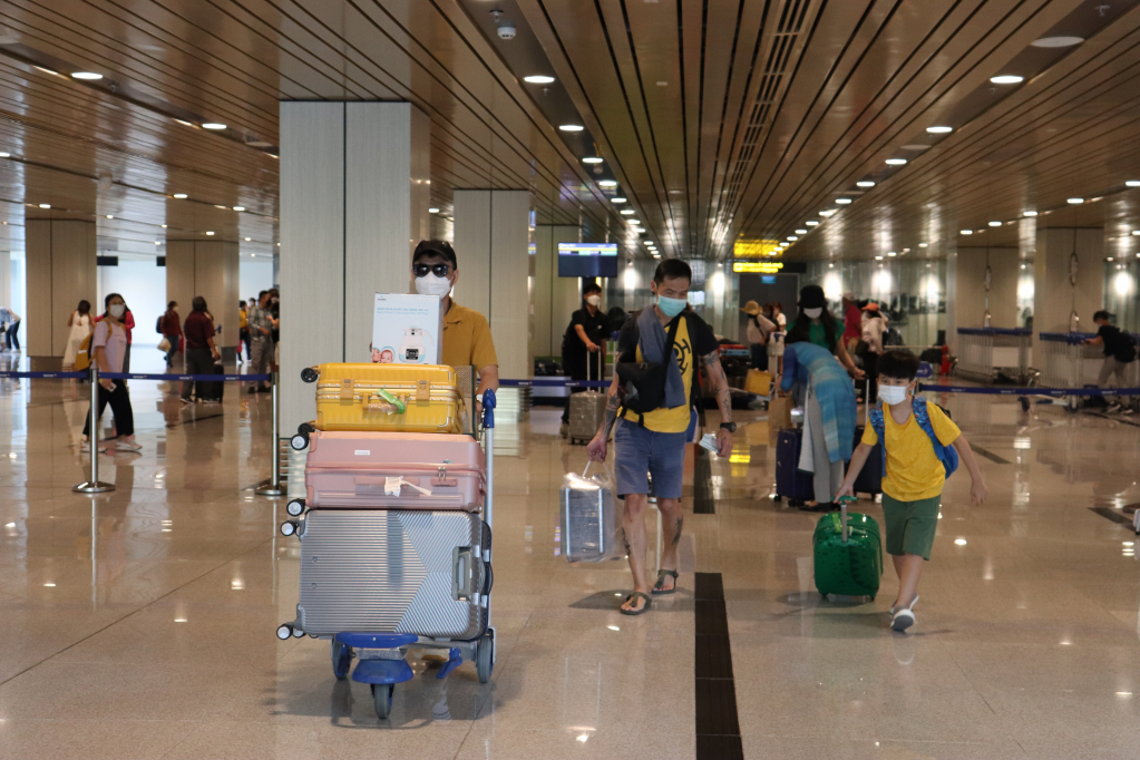 Hành khách di chuyển từ TP Hồ Chí Minh đến Quảng Ninh qua Cảng HKQT Vân Đồn.