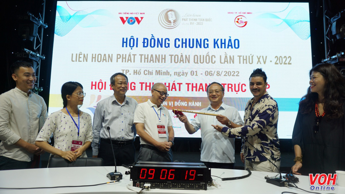 Tổng Giám đốc VOV Đỗ Tiến Sỹ thăm hội đồng thi tại VOH 3