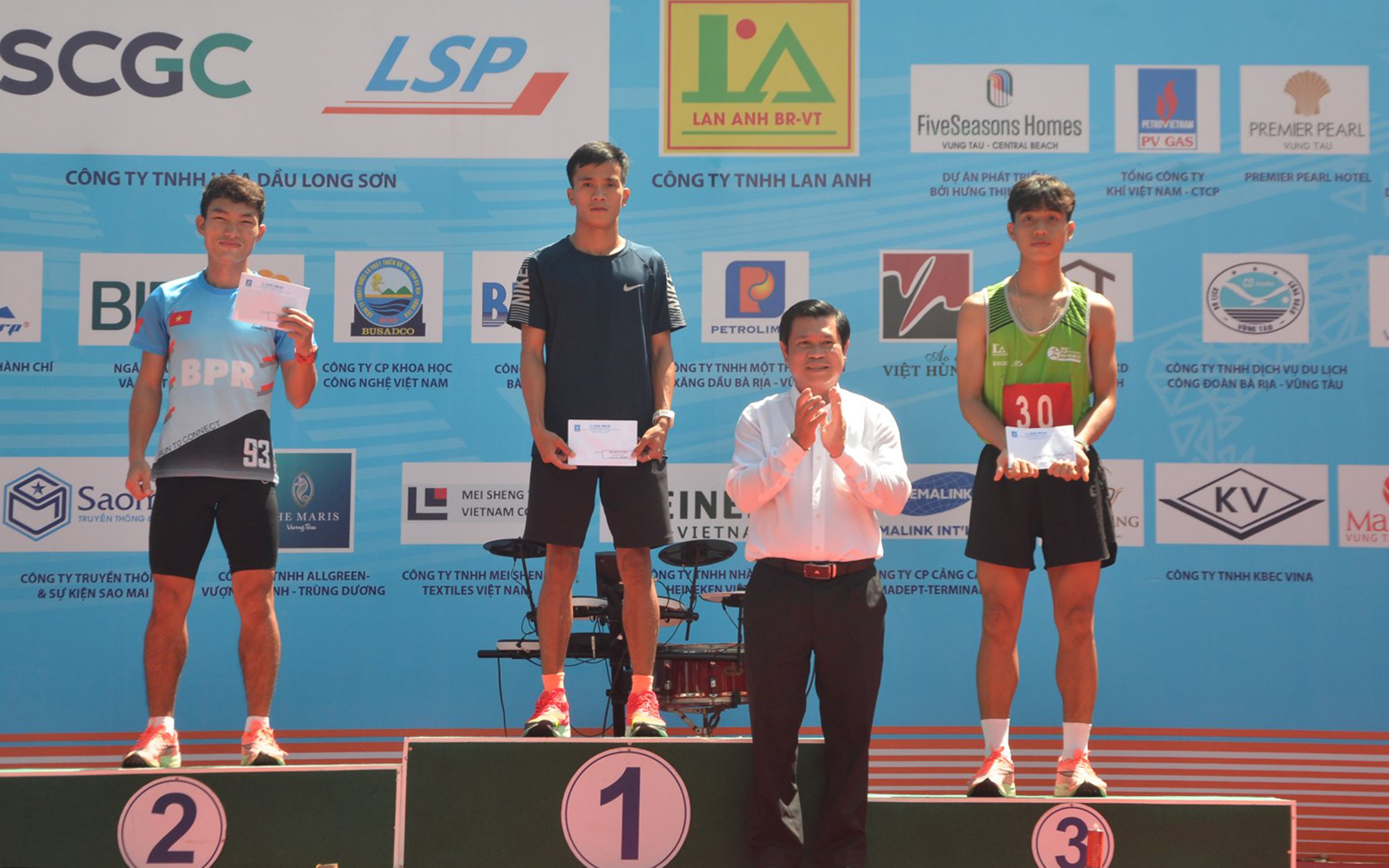 Ông Nguyễn Văn Xinh, Ủy viên Ban Thường vụ Tỉnh ủy, Trưởng ban Tuyên giáo Tỉnh ủy trao giải Nhất, Nhì, Ba cho các VĐV nam hệ đội tuyển.