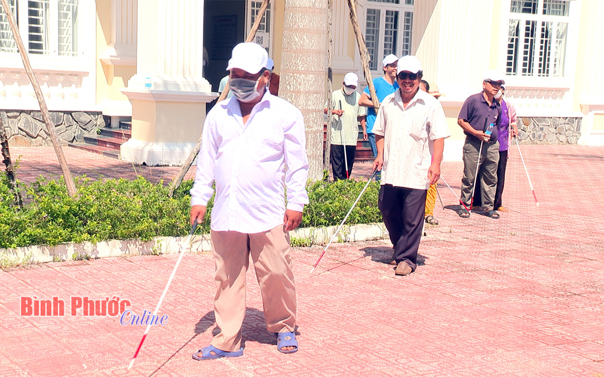 Bình Phước: Tập huấn định hướng di chuyển, tiếp cận giao thông cho người mù