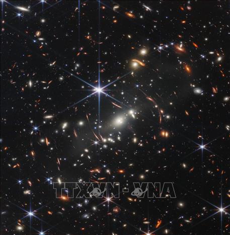 Kính thiên văn Webb sẽ đưa bạn đến gần hơn với vũ trụ bao la này với những hình ảnh sắc nét và chi tiết rõ ràng. Trải nghiệm cảm giác như thật của việc khám phá không gian đầy kỳ quặc.