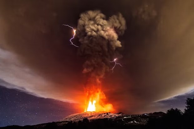 Italy: Núi lửa Etna “thức giấc,” các sân bay trên đảo Sicily đóng cửa hình ảnh 1 Italy: Nui lua Etna “thuc giac,” cac san bay tren dao Sicily dong cua hinh anh 1