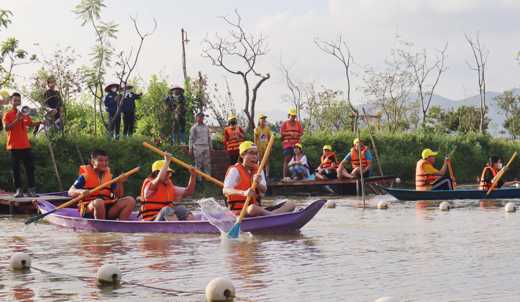 Du khách trải nghiệm hoạt động chèo thuyền tại Khu du lịch Quảng Ninh Gate. 