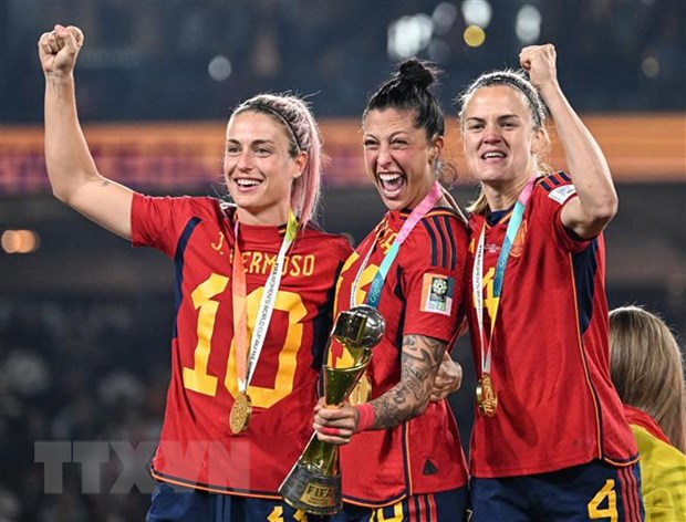 Tuyển Nữ Tây Ban Nha nâng cao Cúp Vàng cùng nhiều danh hiệu xuất sắc