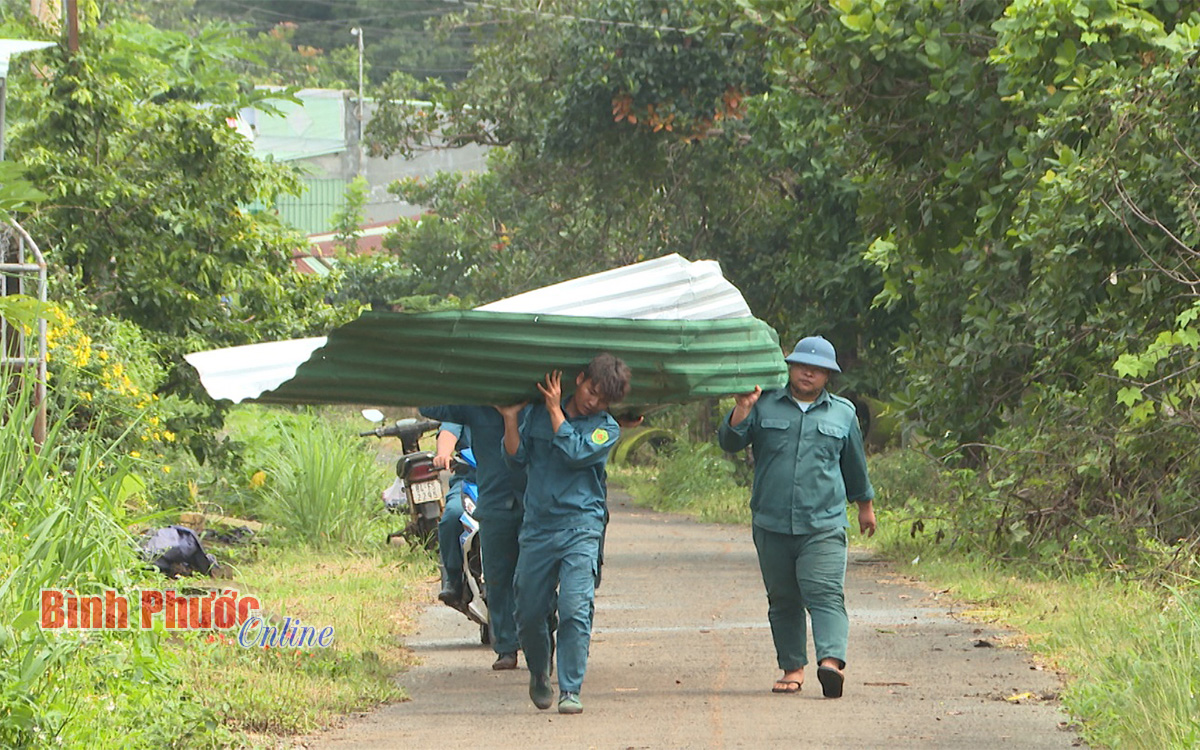 Bình Phước: Giông lốc khiến hàng chục căn nhà đổ sập, tốc mái