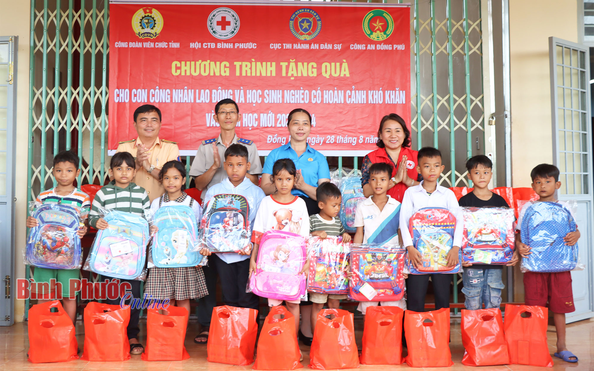 Nhiều phần quà cho học sinh và con em công nhân lao động