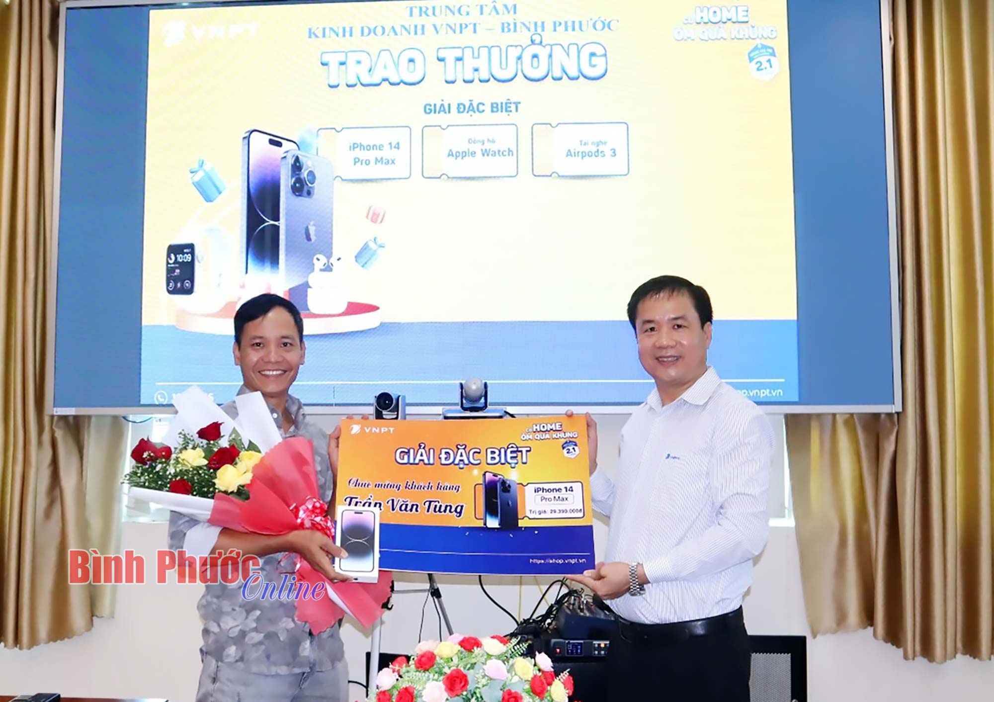 VNPT Bình Phước trao thưởng giải đặc biệt cho 2 khách hàng may mắn