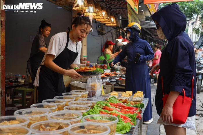 Đồ ăn chế biến sẵn cũng được nhiều khách hàng quan tâm. 