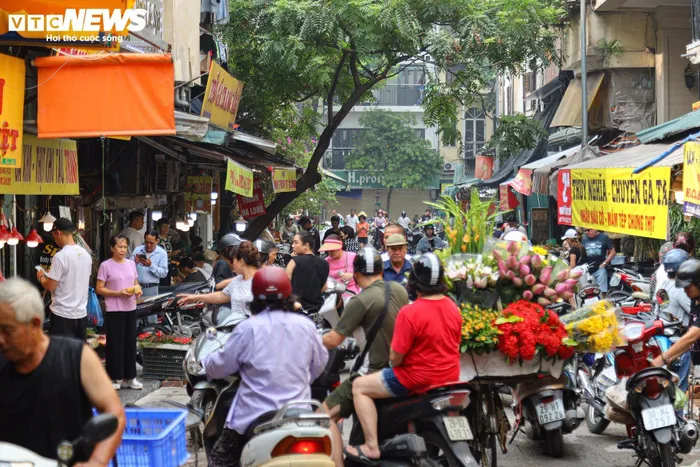 Sáng sớm 18/8 (tức 15/7 âm lịch), chợ Hàng Bè (quận Hoàn Kiếm, Hà Nội) tất bật cảnh người dân đi mua sắm đồ cúng ngày rằm tháng 7.