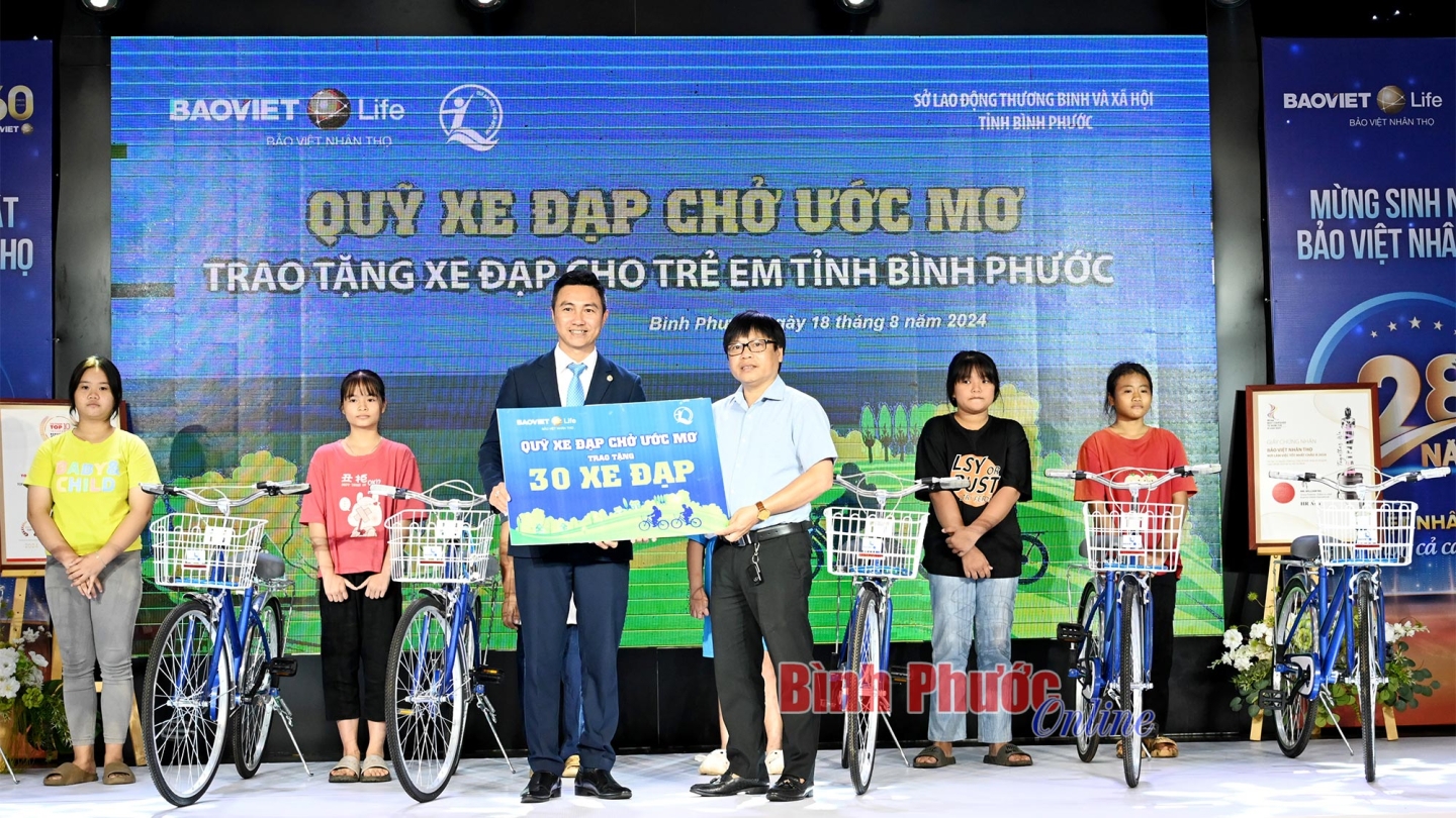 Tặng xe đạp cho học sinh có hoàn cảnh khó khăn