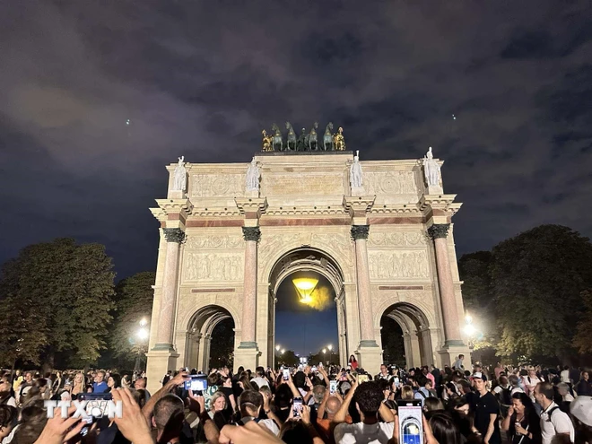 Hàng nghìn người tới chiêm ngưỡng ngọn lửa Olympic tại vườn hoa Tuileries. (Ảnh: Ngọc Hiệp/TTXVN) TTXVN_1308OlympicParis3.jpg