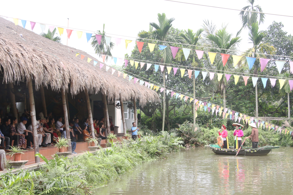 xem múa rối nước cũng như các hoạt động trải nghiệm văn hóa truyền thống...