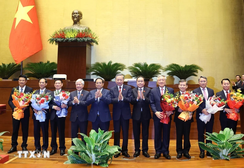 Lãnh đạo Đảng, Nhà nước tặng hoa chúc mừng các tân Phó Thủ tướng, Bộ trưởng, Chánh án Tòa án Nhân dân tối cao, Viện trưởng Viện Kiểm sát Nhân sân tối cao. (Ảnh: TTXVN)