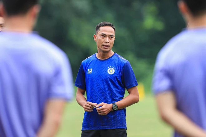 Sự thấu hiểu và gần gũi với các lứa cầu thủ Hà Nội FC là lợi thế của huấn luyện viên Lê Đức Tuấn. (Ảnh: hanoifc) 452977421_892625949573150_8249728668186249480_n.jpg