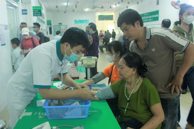 Bệnh nhân đến Bệnh viện Hoàn Mỹ Bình Phước khám bệnh miễn phí sáng 20-8 - 2 moi.jpg