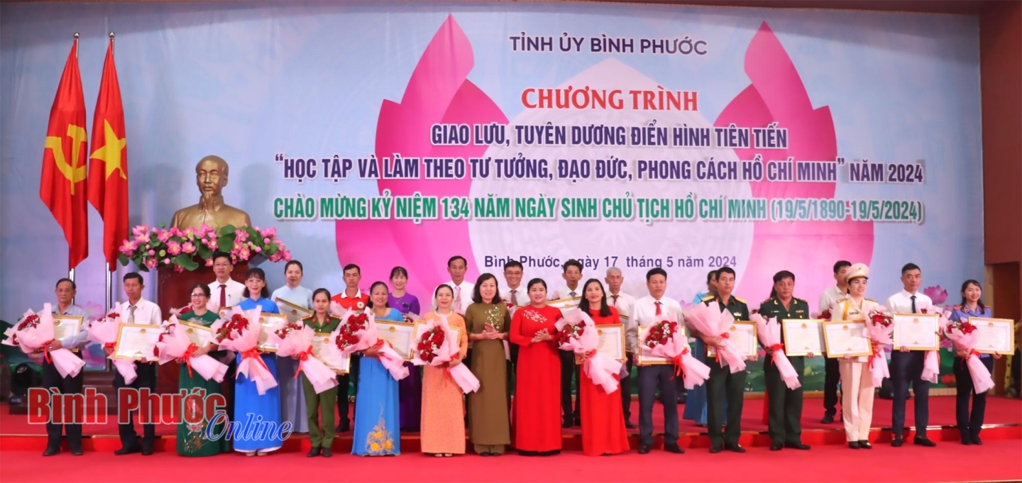 Đảng viên gương mẫu để quần chúng noi theo