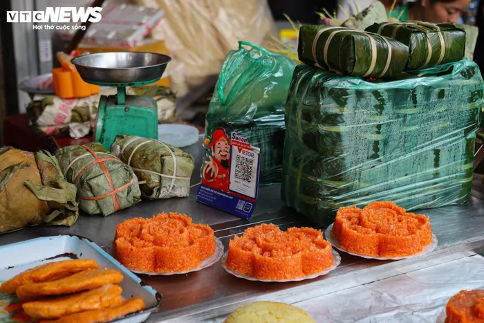 Cùng với gà, bánh chưng được bán với giá 60.000 - 80.000 đồng/chiếc, xôi gấc, xôi vò có giá 50.000 - 100.000 đồng/đĩa nhỏ.