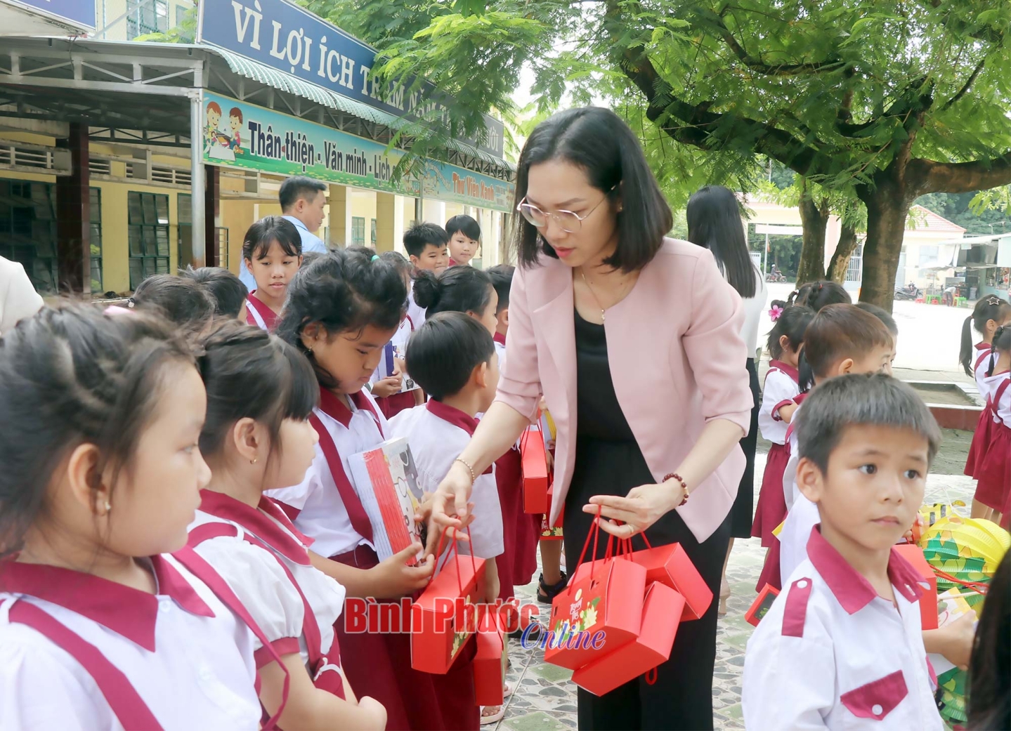 Chơn Thành: Lan tỏa yêu thương đến học sinh khó khăn