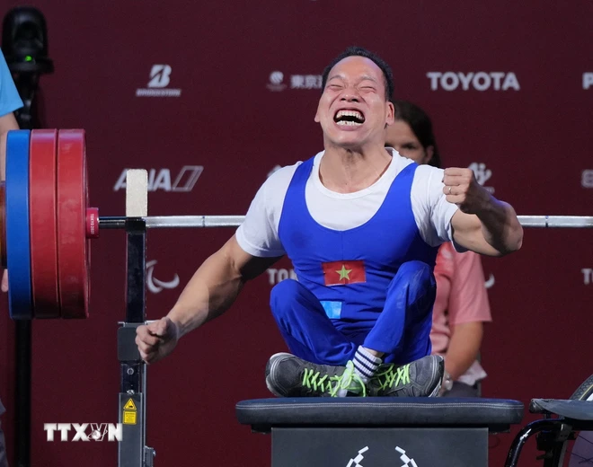 Đô cử Việt Nam Lê Văn Công giành Huy chương Bạc nội dung cử tạ hạng 49kg nam tại Paralympic Tokyo 2020, ở Tokyo, Nhật Bản. (Ảnh: THX/TTXVN) ttxvn cu ta khuyet tat le van cong.jpg