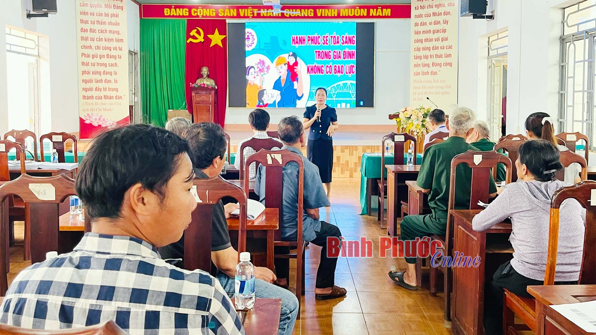 Người dân xã Bình Tân được hỗ trợ pháp lý từ các cơ quan truyền thông