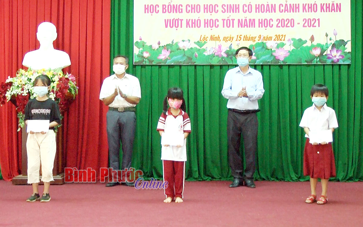 100 suất học bổng tặng học sinh có hoàn cảnh khó khăn