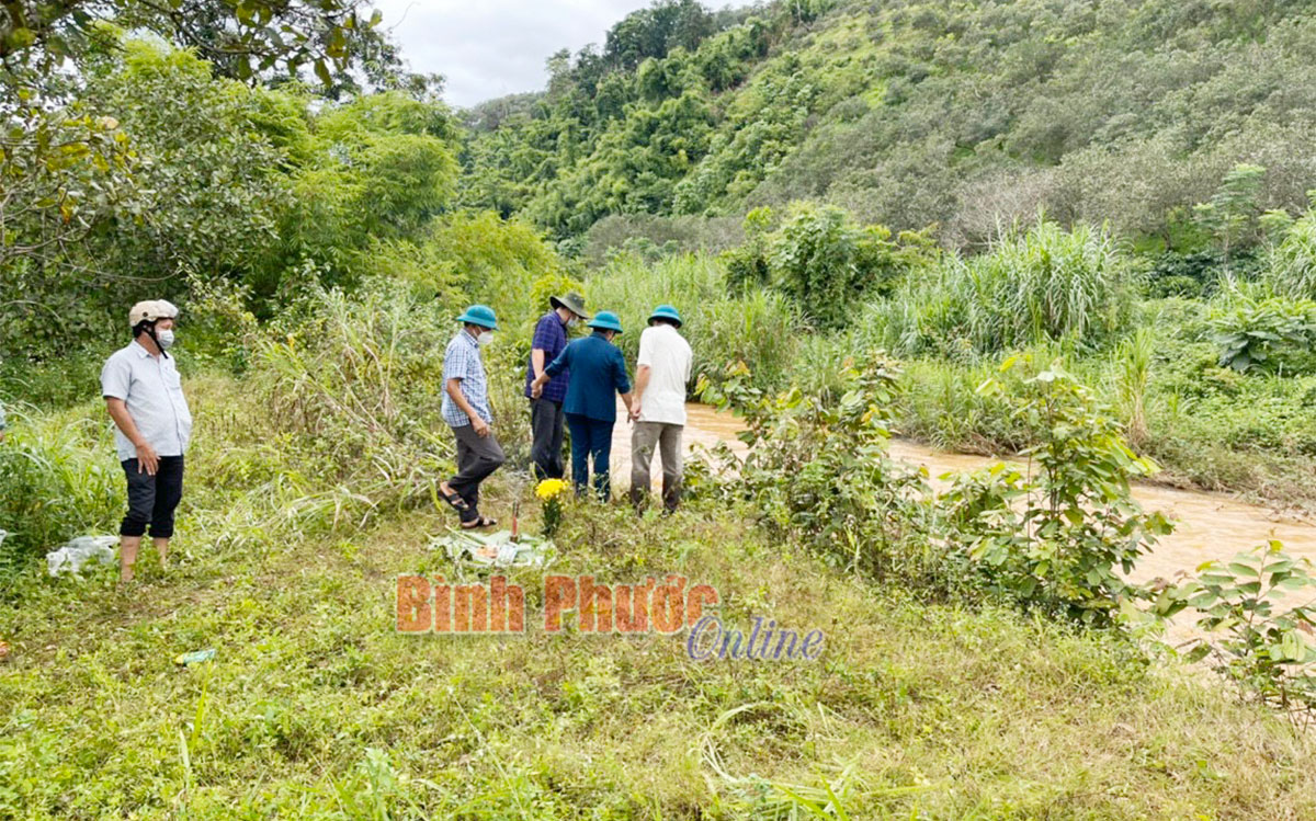 Chủ tịch UBND tỉnh khen thưởng lực lượng tìm được cháu bé 3 tuổi