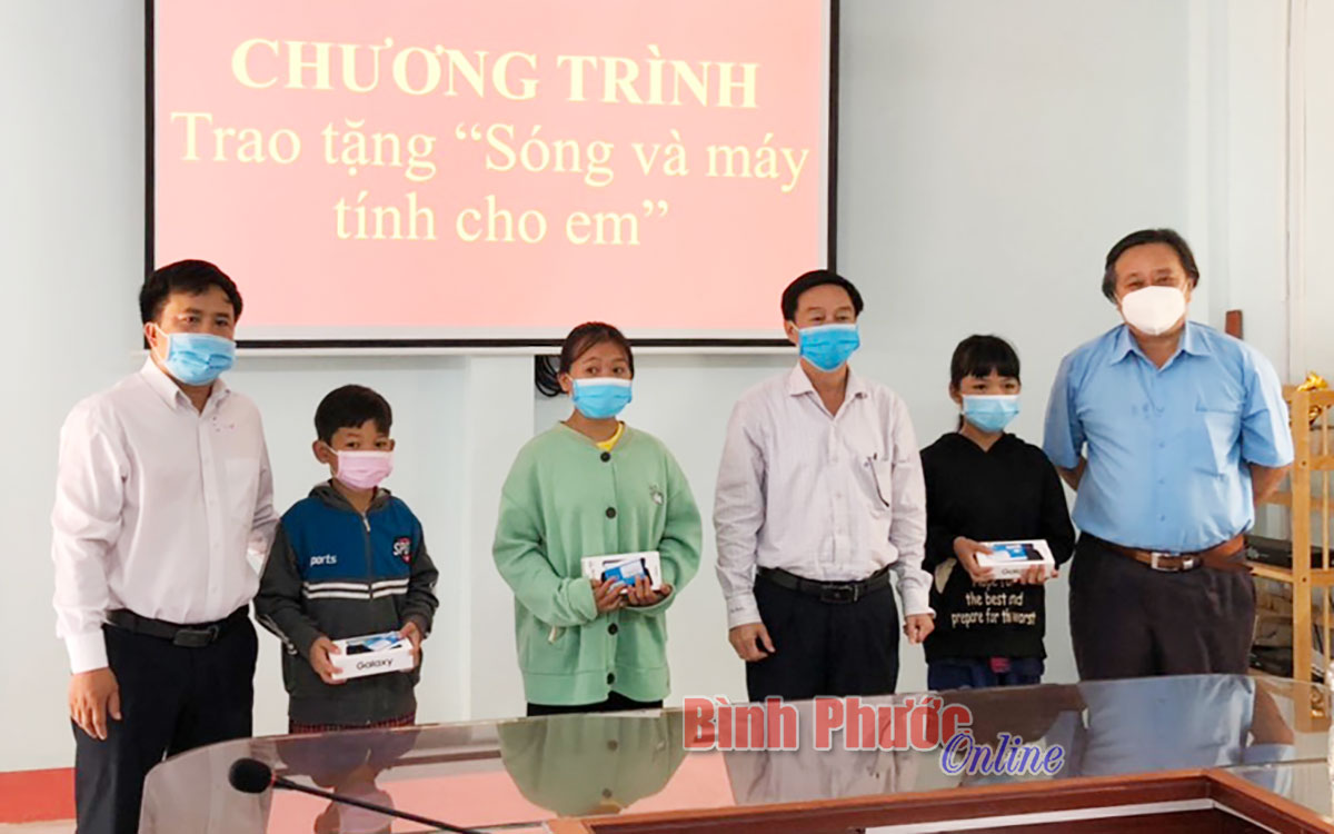 Trao 24 điện thoại thông minh cho học sinh khó khăn ở Bù Gia Mập