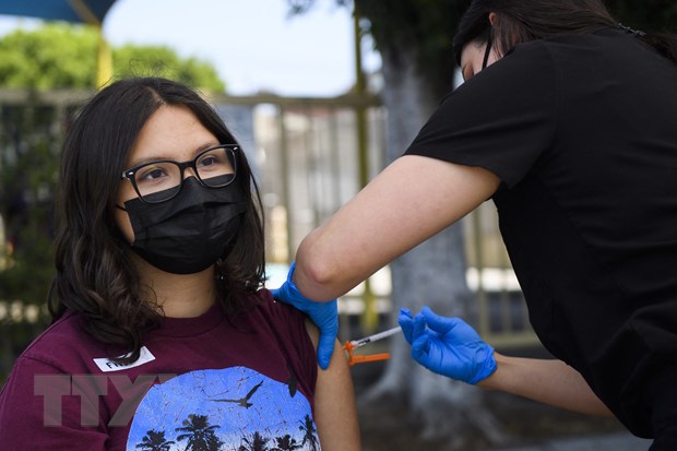 Dich COVID-19: Vaccine da lam giam dang ke so ca benh nang va tu vong hinh anh 1