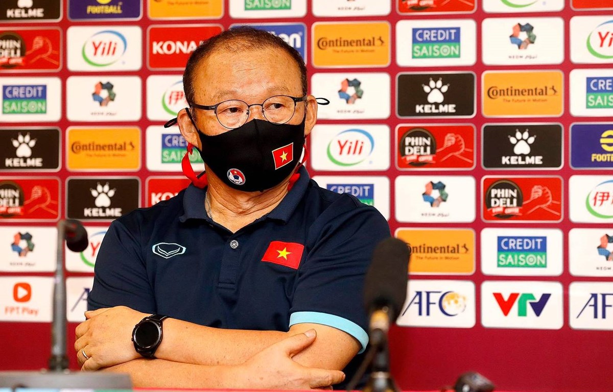 Huấn luyện viên Park Hang-seo trả lời phỏng vấn sau trận đấu với Australia. (Ảnh: VFF)