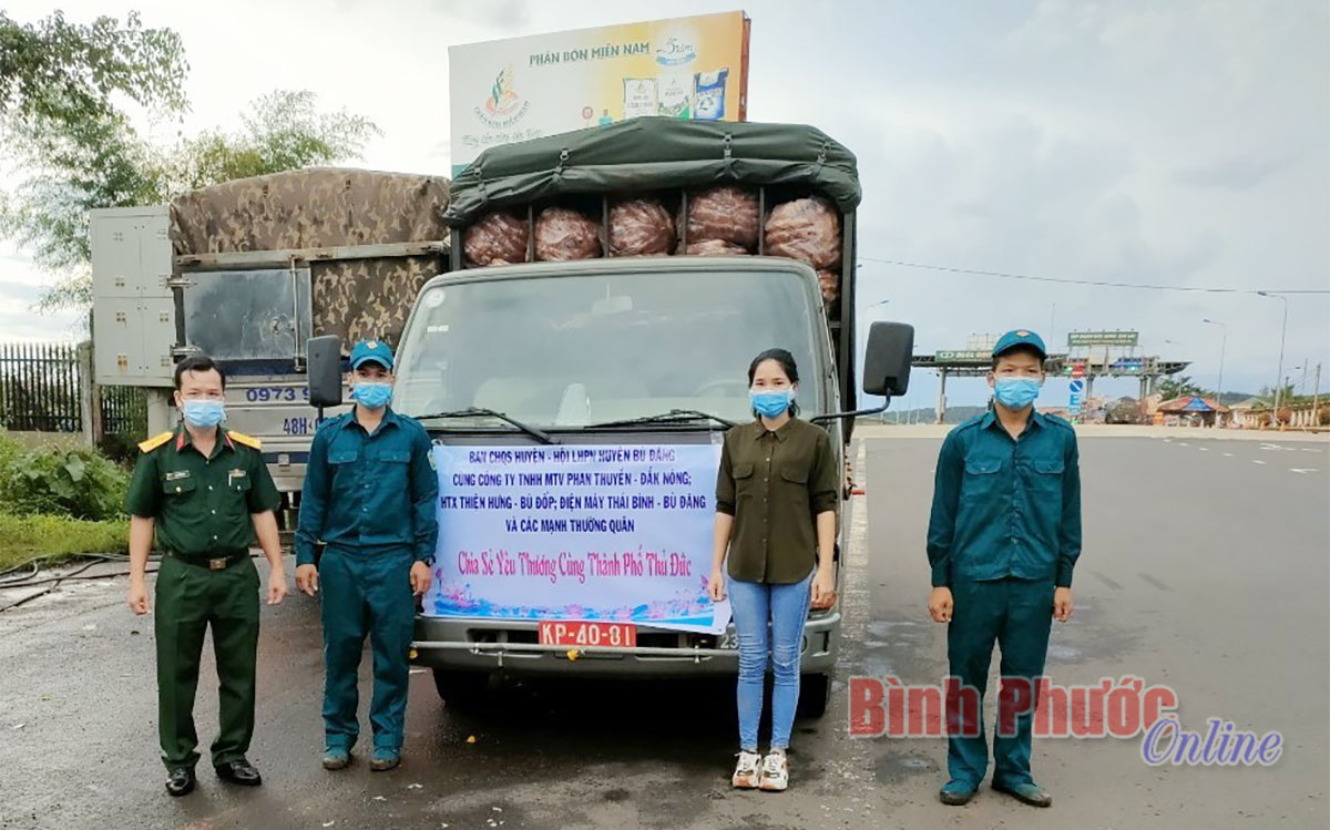 Thêm chuyến xe nghĩa tình đến với người dân khó khăn