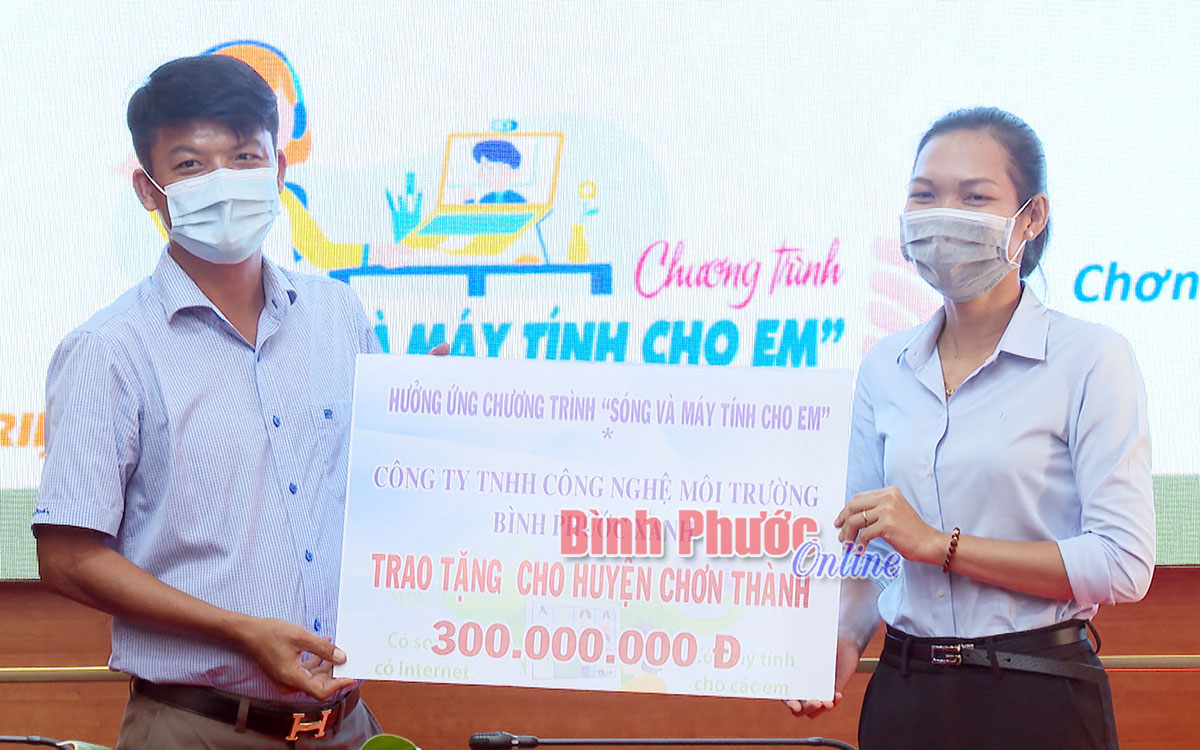 Chơn Thành tiếp nhận 740 triệu đồng hỗ trợ thiết bị học trực tuyến