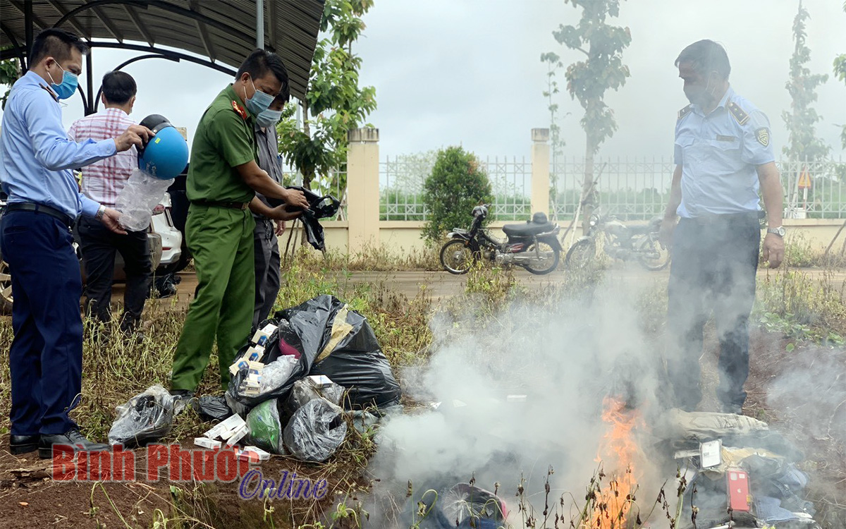 Phú Riềng tiêu hủy hàng hóa vi phạm hành chính