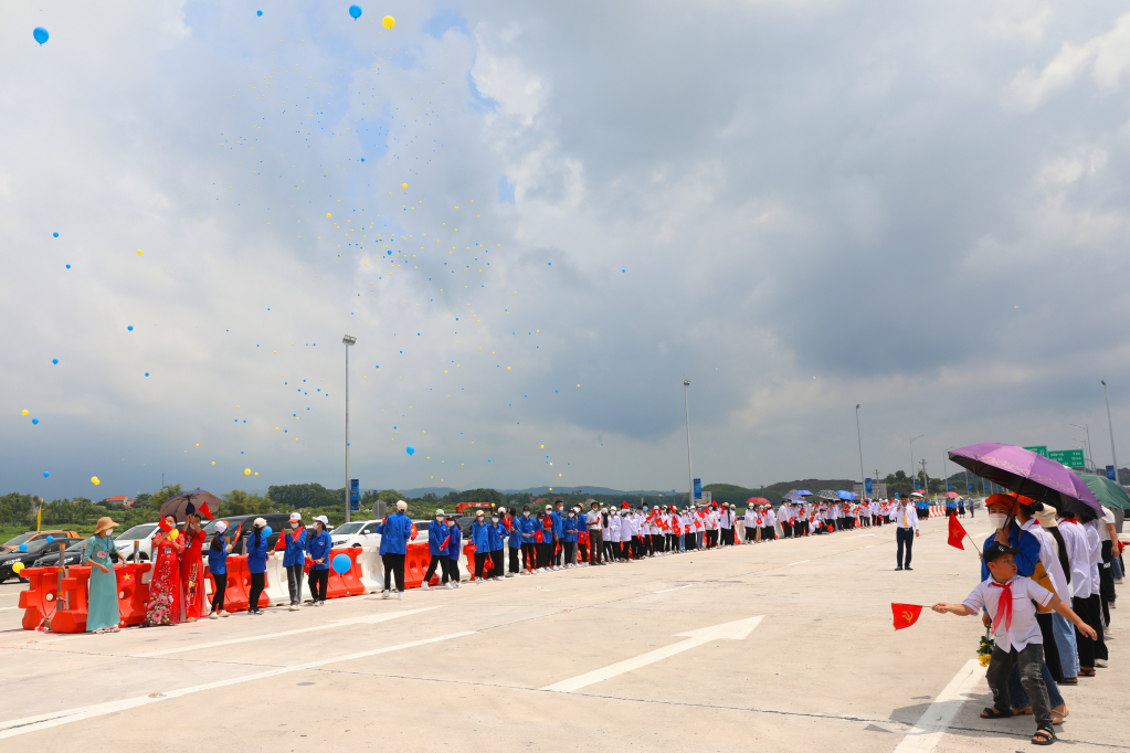 Tưng bừng ngày khánh thành Cao tốc Vân Đồn