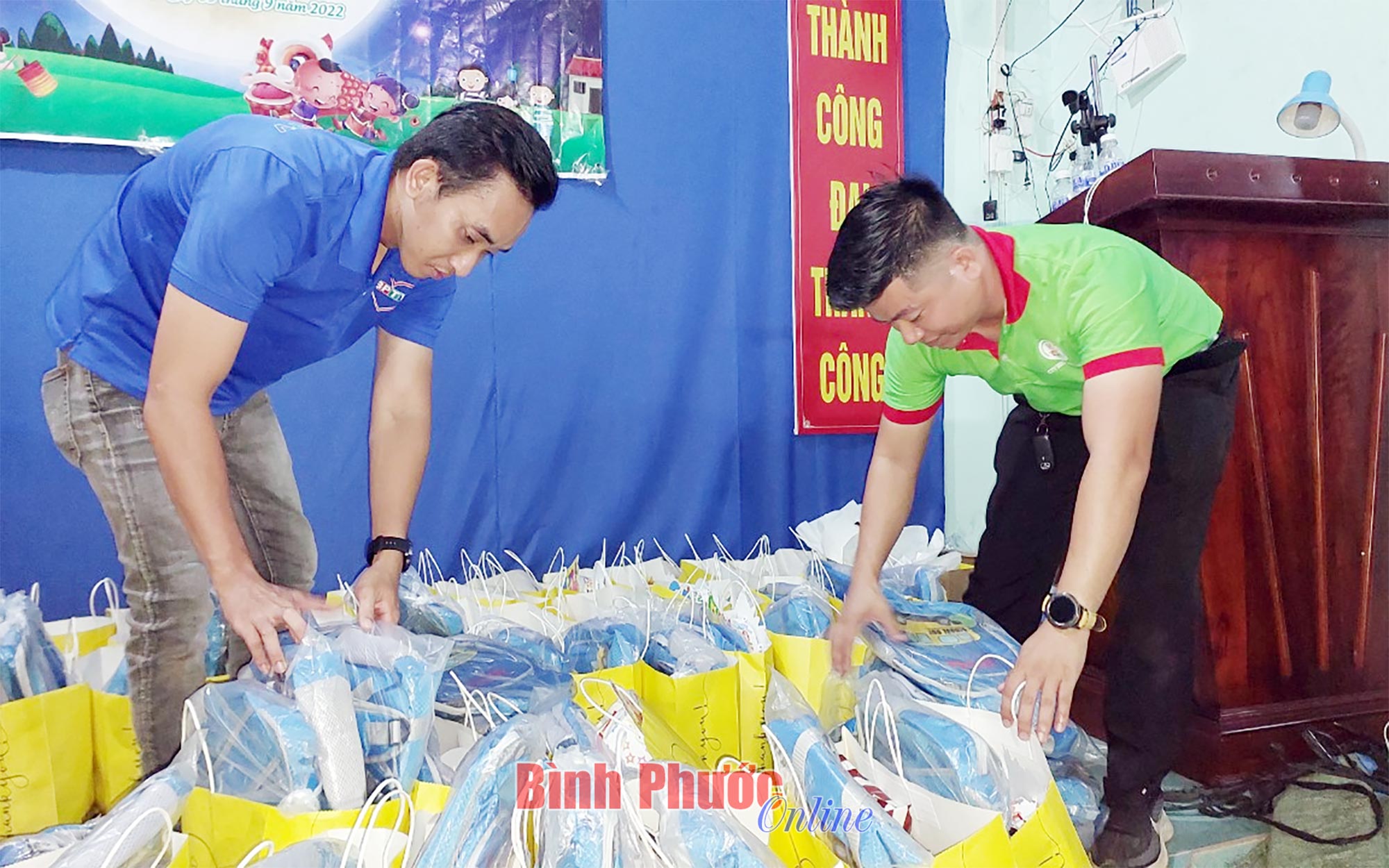 Trao 50 phần quà cùng em vui tết Trung thu