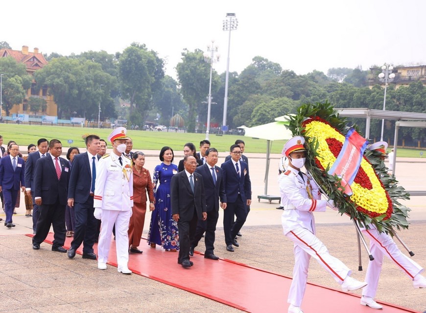 Chủ tịch Quốc hội Campuchia vào Lăng viếng Chủ tịch Hồ Chí Minh