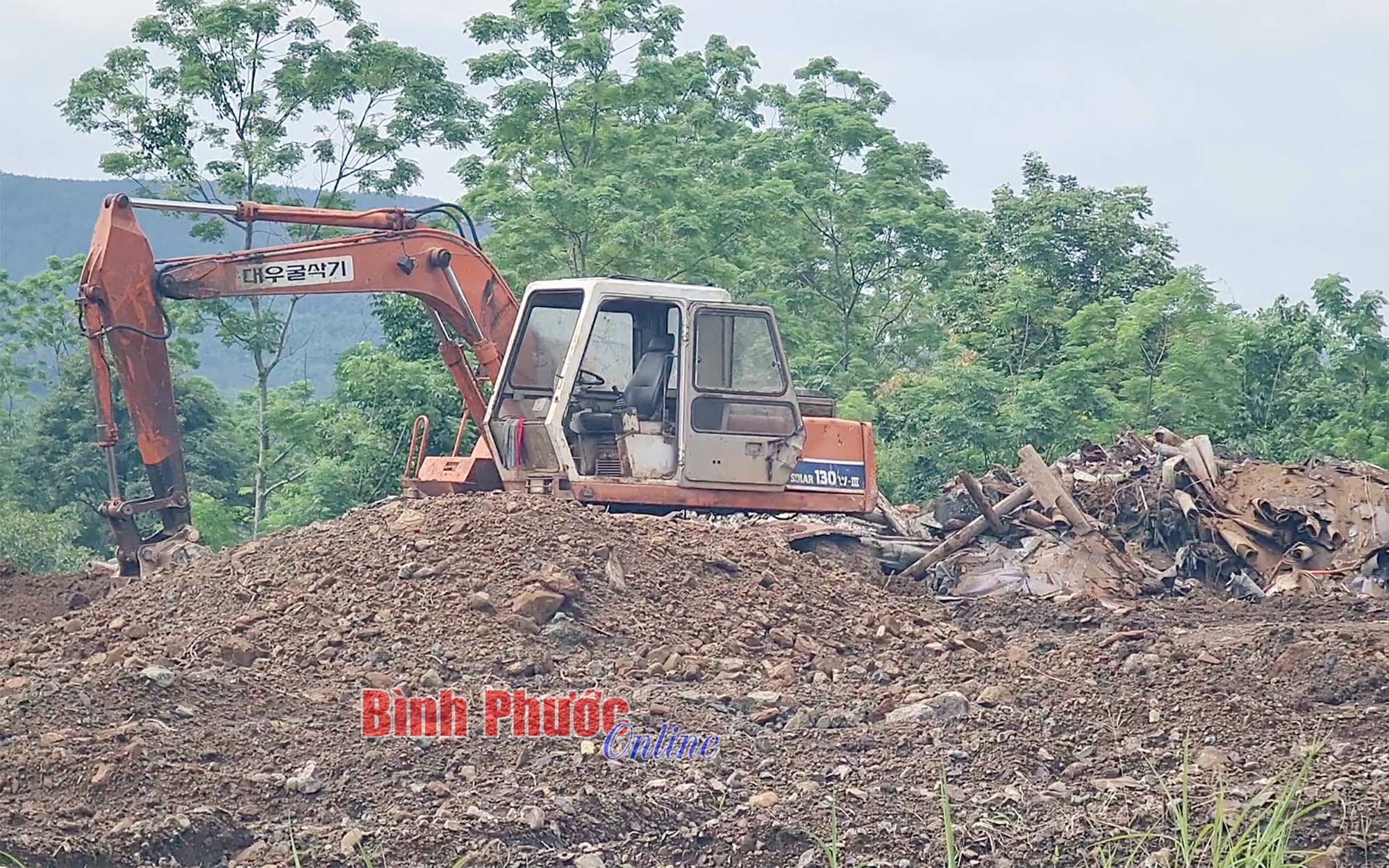 Bình Phước: Bắt quả tang xe đổ trộm rác thải nguy hại