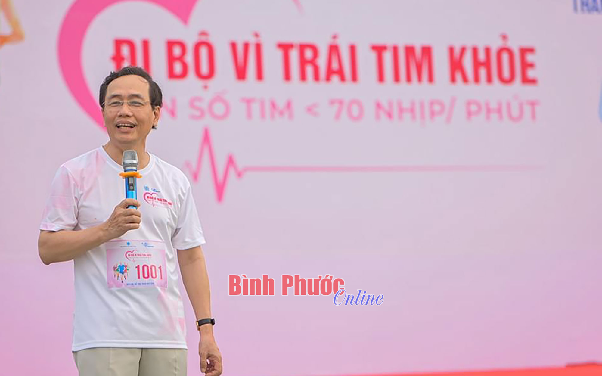 Hơn 500 y, bác sĩ cùng nhau “Đi bộ vì trái tim khỏe