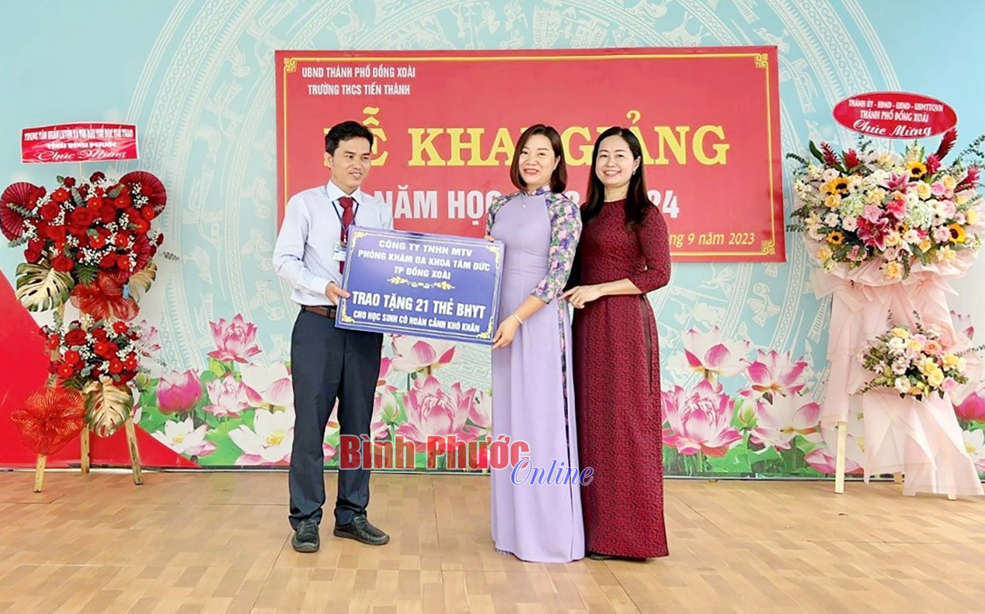 Phòng khám đa khoa Tâm Đức trao tặng 46 thẻ BHYT cho học sinh khó khăn