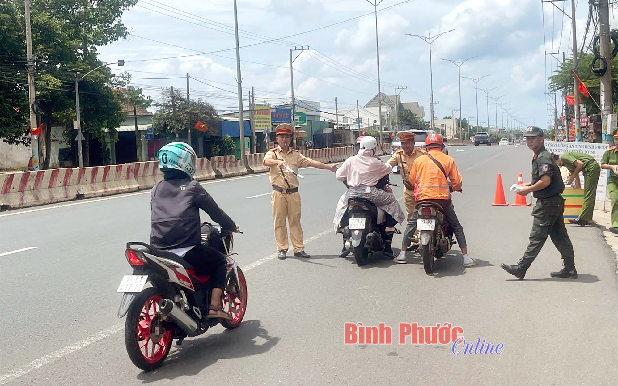 Những chai nước, khăn lạnh ấm tình người