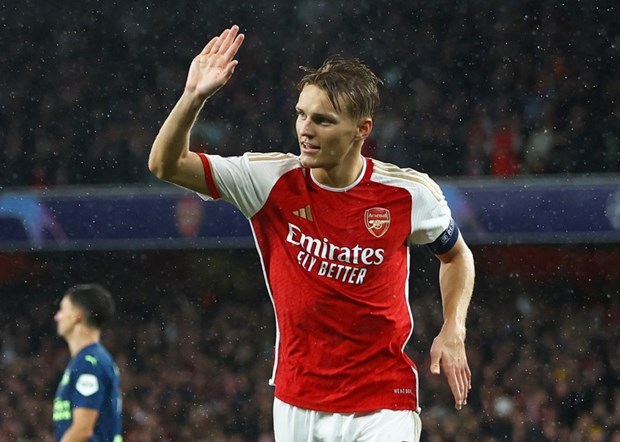 Arsenal thang tung bung trong ngay tro lai Champions League hinh anh 2