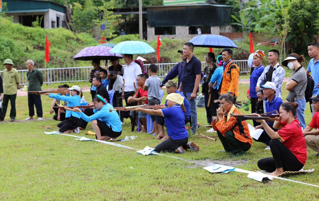 Nhiều vận động vi&ecirc;n tham gia nội dung bắn nỏ.