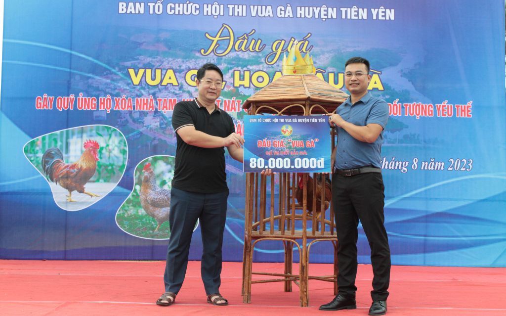 Người thắng đấu gi&aacute; vua g&agrave; trao tiền cho Ban Tổ chức.